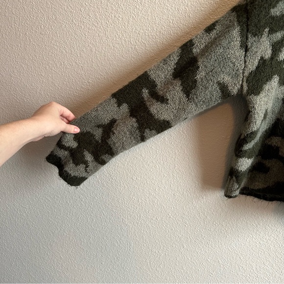 Victoria's Secret PINK Boyfriend Camo Cropped Pullover Hoodie Sweater Medium - Picture 3 of 9